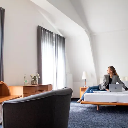 Hotel &repeat Airport 4*