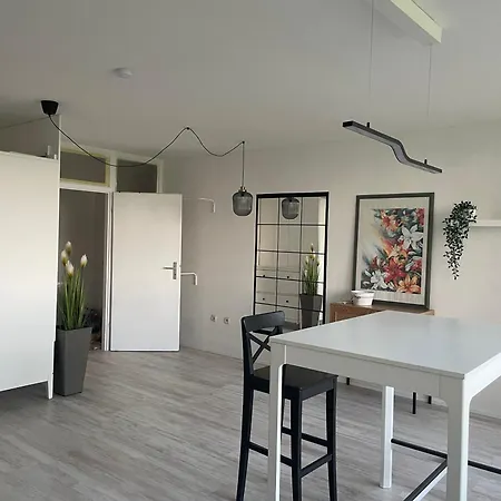 Homestay Cozy With Great Shopping And Public Transportation *