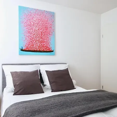 Grosse Dachgeschosswohnung Mit Balkon Im Belgischen Viertel Apartment
