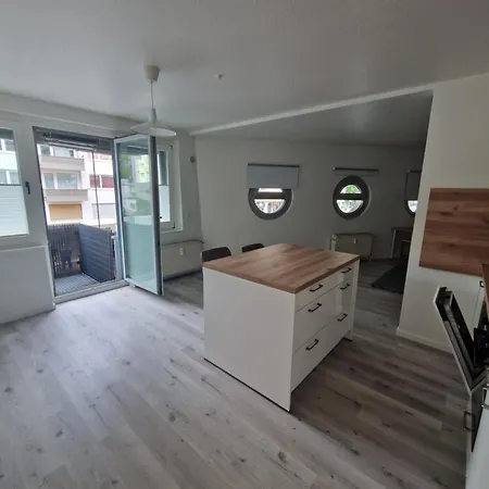 Apartment Zentrale Lage In Der Naehe Von Der Uni ,neumarkt Und Messe Nur 5 Stationen Cologne