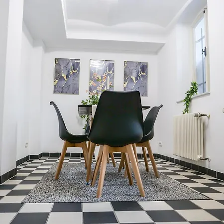 Aurelia Apartment *