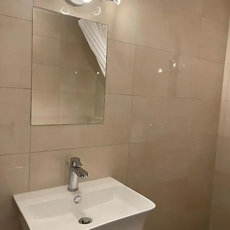 Apartment Aparment In Popular Neighborhood *