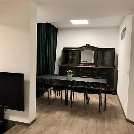 Apartment Aparment In Popular Neighborhood *