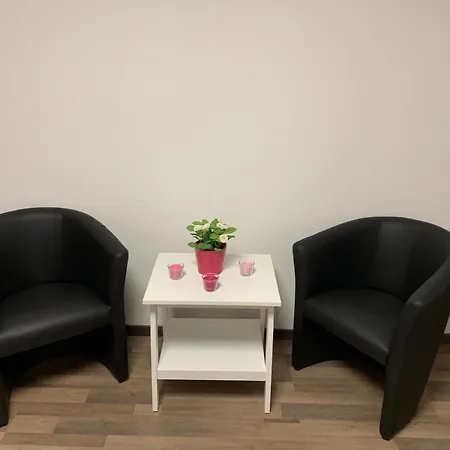 Apartment Aparment In Popular Neighborhood *
