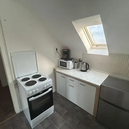 Dachgeschosswohnung In Poll Apartment *