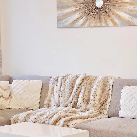شقة Modern Two-bedroom With Balcony In كولونيا