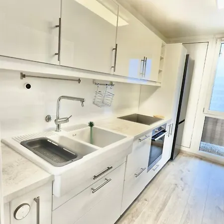 شقة Modern Two-bedroom With Balcony In