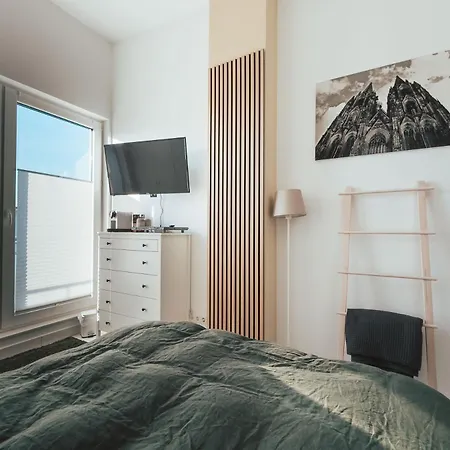 Homestay Nahe Messe - Privates Gaestezimmer Mit Bad In Einer Cologne