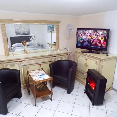 J.e. Apartment *