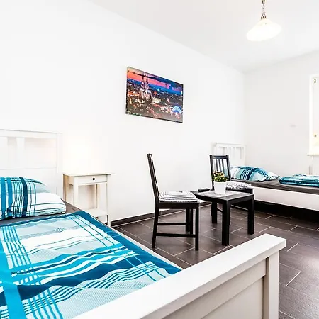 Messewohnung Buchforst Apartment