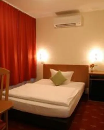 Hotel Domstern 3*