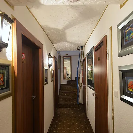 科隆卢云堡酒店及餐厅 3*