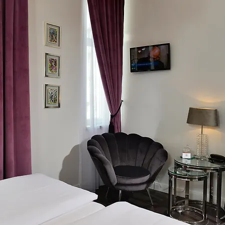 Hotel Domstern 3*