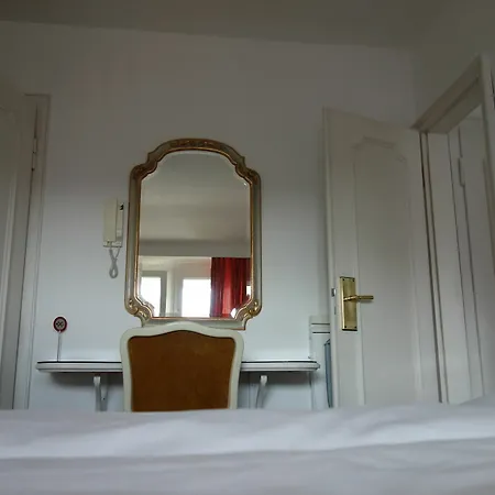 Kaiser Am Wiener Platz Hotel 3*