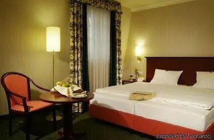 The Ascot Отель