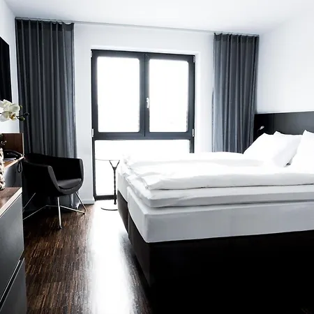 &repeat Airport 4* Colonia