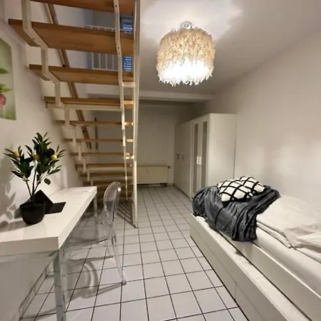 Top Lage I Schokoladenmusem I Einfaches Souterrain * Köln