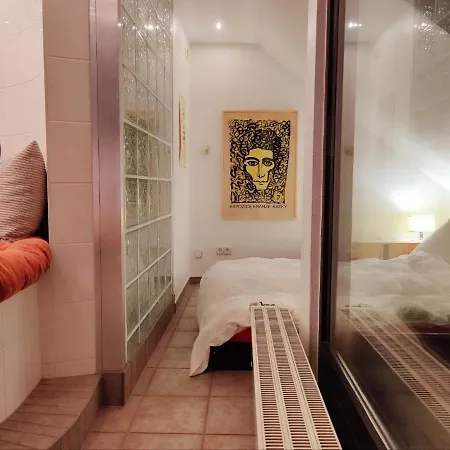 Spacious & Comfortable Guestrooms W Private Bathrooms Near Koelnmesse & Lanxess Arena, Free Parking, Highspeed Wifi Kolonia