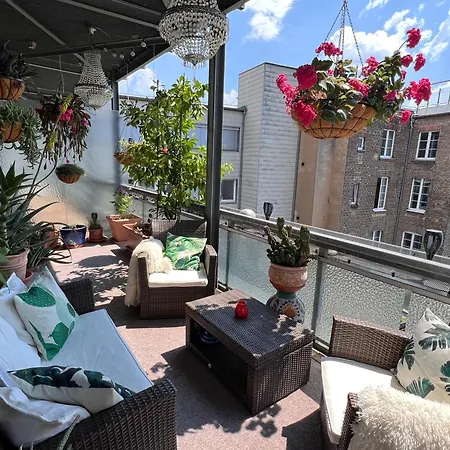 Big, Central And Charming On Schaafenstrasse
