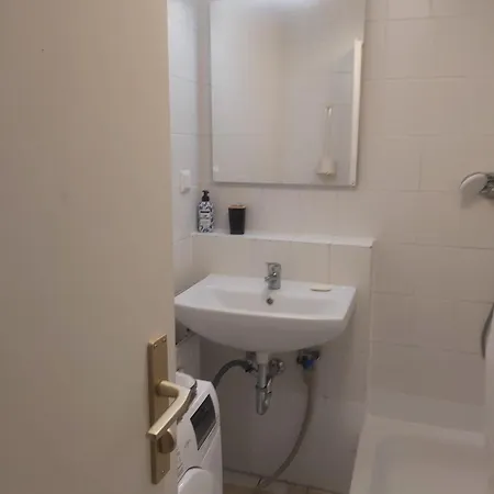 Appartement *** Comfortable 30m2 Studio Hansaring 19 *** Mediapark / Messe / Dom Keulen