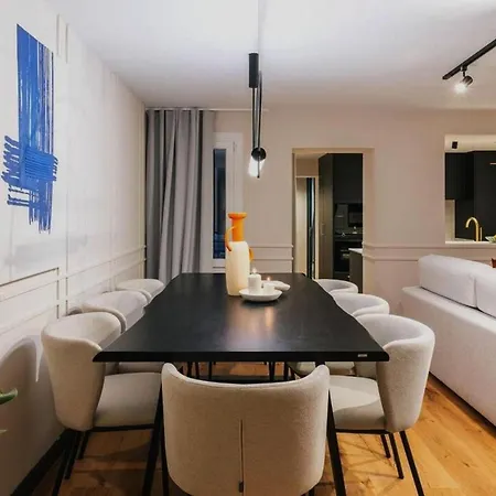 4 Bedrooms Center
