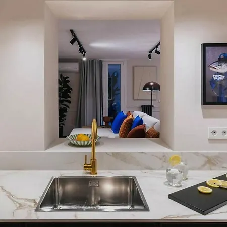 4 Bedrooms Center Apartment *