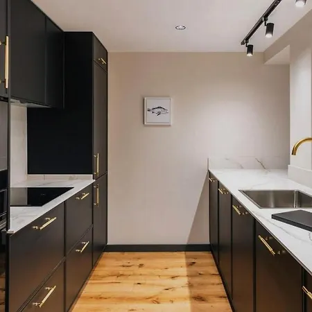 4 Bedrooms Center *