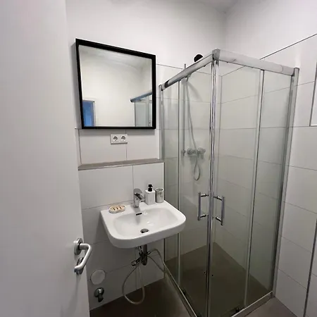 Modern Flat For 3 Guests Near And Transport * Köln