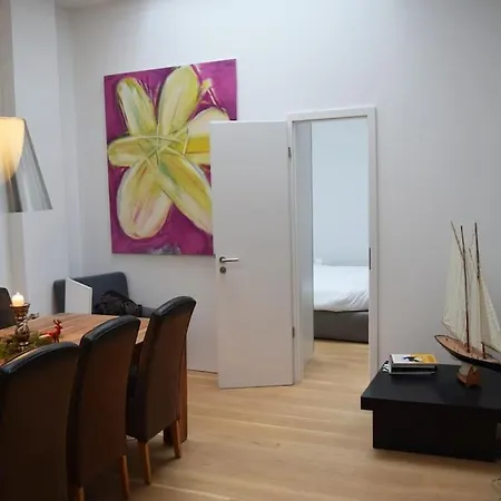 Hochwertige 4-zimmer-wohnung In Koln-sulz Appartement *