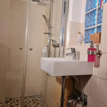 Schoenste Lage Am Rhein, Behagliches Haus Mit Kamin. Holiday home Cologne