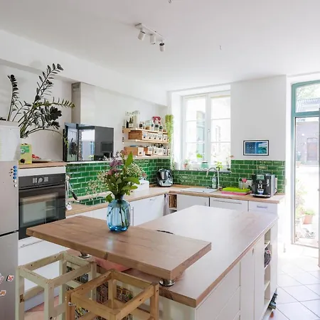 Spacious And Kids-friendly Modernized Farmhouse Near City Of