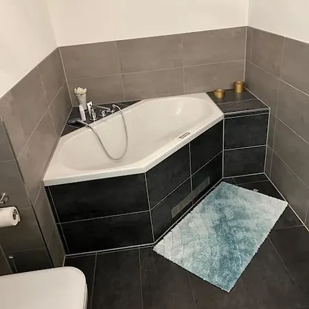 Luxurioese Mit Sauna Und Whirlpool Keulen
