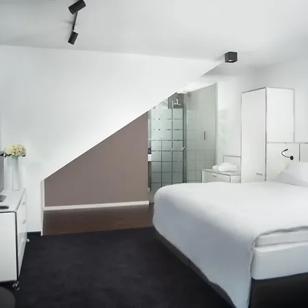 Hotel &repeat Airport 4*