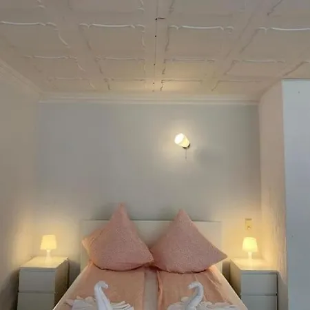 Central 3 Bedroom Apartment, Friesenstr Cologne