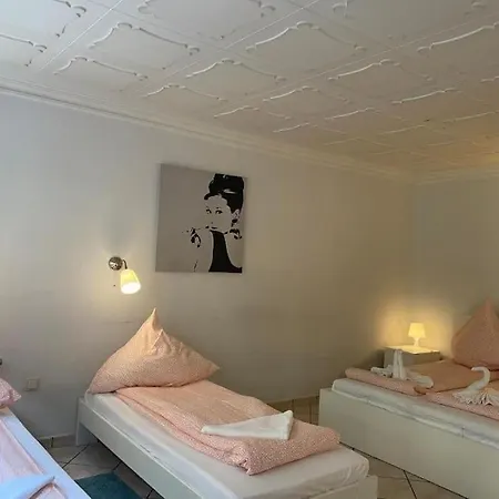 Central 3 Bedroom Apartment, Friesenstr Apartment *