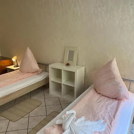 Central 3 Bedroom Apartment, Friesenstr * Cologne