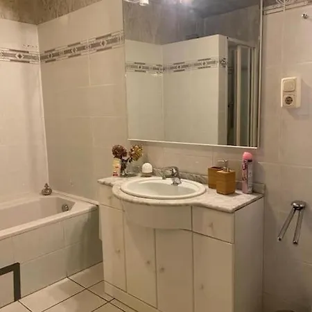 Apartment Central 3 Bedroom Apartment, Friesenstr Cologne