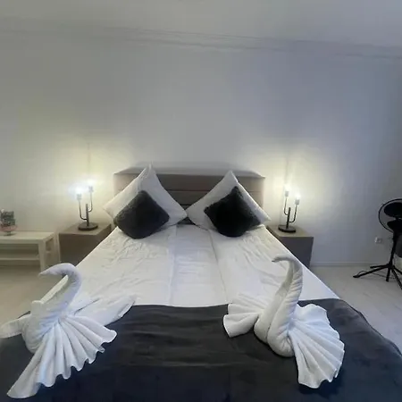 Apartment Central 3 Bedroom Apartment, Friesenstr Cologne