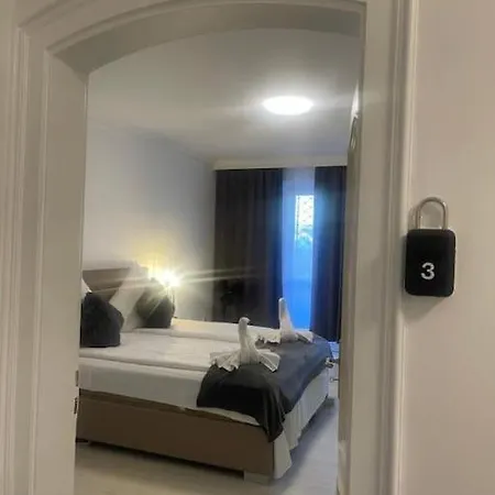 Central 3 Bedroom Apartment, Friesenstr Cologne