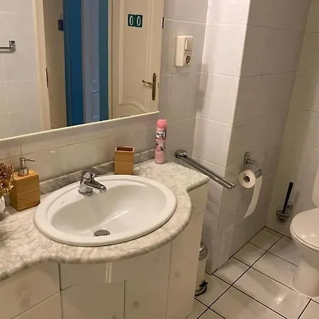 Central 3 Bedroom Apartment, Friesenstr Cologne