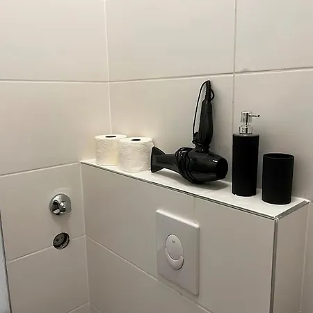 On The Rhine, Apartamento