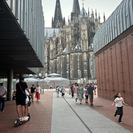 4 Min Naehe Von Hbf Und Dom Mit Garten ,balkon & Office Cologne