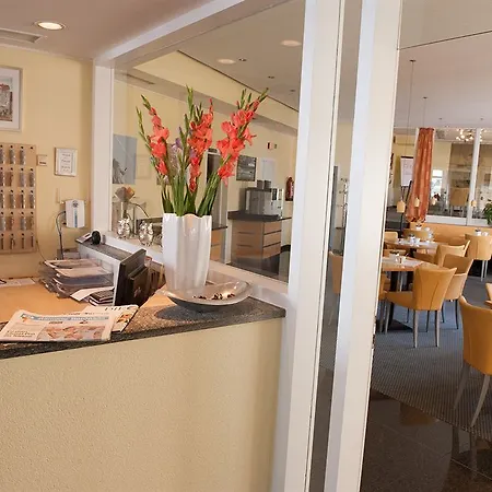 Uhu Garni Hotel 3*