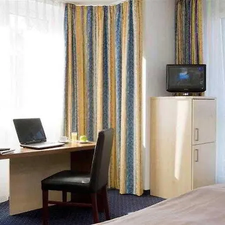 Mercure Airport Hotel 3*