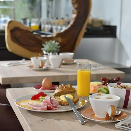 Uhu Garni 3* Cologne