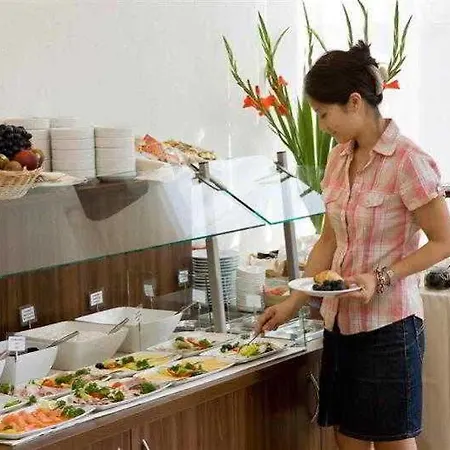 Mercure Airport Hotel 3*