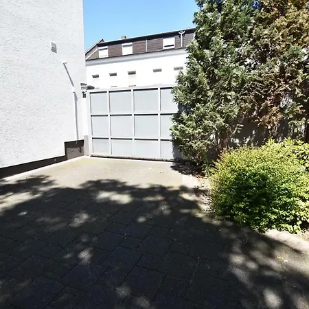 Zeitwohnen Im Schönem Haus Mit Großer Terrasse In Köln-rath Ferienhaus